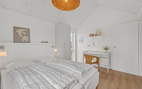 Ila - 350M from the Sea: Træ, Loft, Indretning, Etage, Gulvbelægning, Soveværelse, Møbel, Seng, Bed Frame, Sengetøj