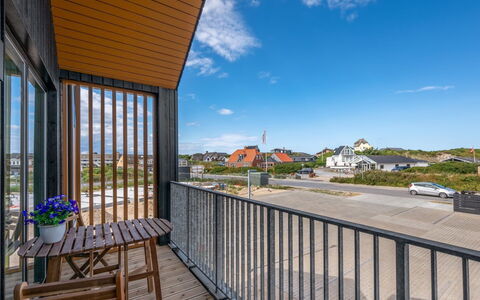 Ila - 350M from the Sea: Altan, Planke