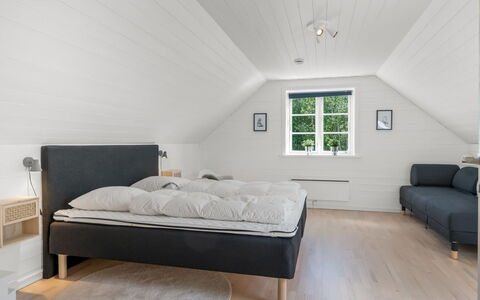 Stanko - 300M from the Sea: Træ, Soveværelse, Seng, Gulvbelægning, Etage, Sengetøj, Bed Frame, Indretning, Sengetøj, Trægulve