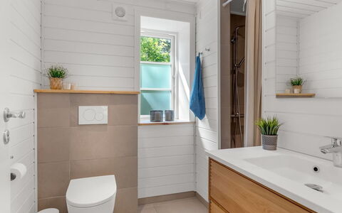 Stanko - 300M from the Sea: Gulvbelægning, Badeværelse, Sanitærarmatur, Etage, Træ, Toilet, Indretning, Badeværelsesskab, Håndvask, Toiletbræt