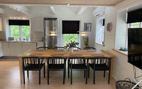 Stanko - 300M from the Sea: Møbel, Træ, Gulvbelægning, Indretning, Køkken & Spisebord, Bord, Spisestue, Stol, Etage, Belysning