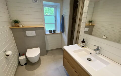 Stanko - 300M from the Sea: Gulvbelægning, Sanitærarmatur, Badeværelse, Toilet, Etage, Toiletbræt, Indretning, Vvs, Håndvask, Badeværelsesskab
