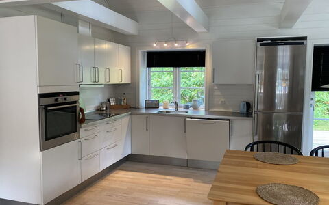 Stanko - 300M from the Sea: Gulvbelægning, Countertop, Køkken, Møbel, Træ, Indretning, Køkken Apparat, Etage, Cabinetry, Større Bandage