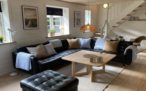 Stanko - 300M from the Sea: Møbel, Træ, Gulvbelægning, Couch, Indretning, Stue, Etage, Hjem, Belysning, Trægulve