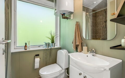 Blagica - 600M from the Sea: Sanitærarmatur, Toiletbræt, Badeværelse, Toilet, Håndvask, Indretning, Badeværelsesvask, Tap, Gulvbelægning, Vvs