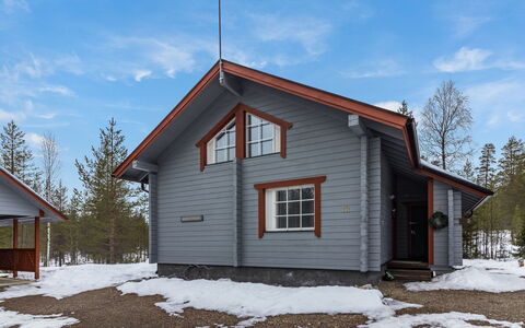 Luonnonrauha a: Træ, Hus, Sommerhus, Sidespor, Hjem, Tag, Bjælkehytte, Hældning, Skur