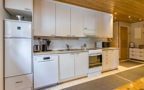 Luonnonrauha a: Køkken, Køkken Apparat, Større Bandage, Countertop, Gulvbelægning, Træ, Cabinetry, Indretning, Loft, Etage
