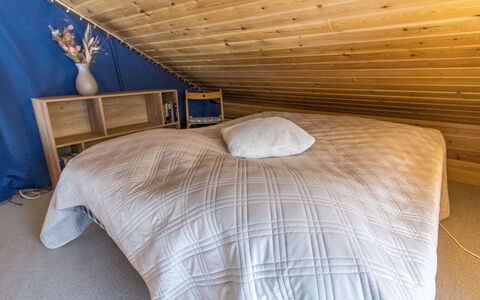 Luonnonrauha a: Soveværelse, Gulvbelægning, Etage, Seng, Træ, Sengetøj, Indretning, Sengetøj, Loft, Møbel