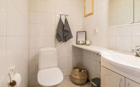 Luonnonrauha a: Toiletbræt, Sanitærarmatur, Væg, Toilet, Badeværelse, Gulvbelægning, Etage, Indretning, Badeværelsesvask, Håndvask