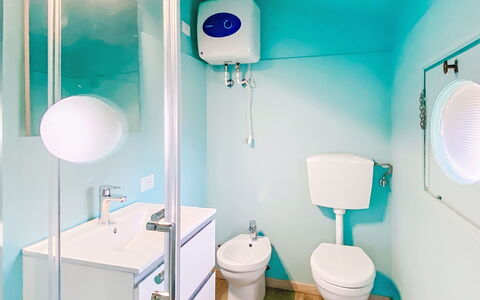 Cecina 570: Toiletbræt, Sanitærarmatur, Badeværelse, Toilet, Badeværelsesvask, Indretning, Gulvbelægning, Etage, Vvs, Håndvask