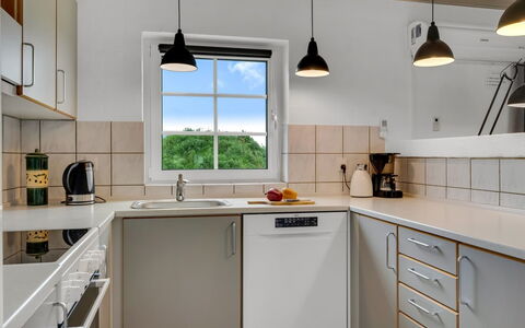 Hildegard - 50M from the Sea: Køkken, Køkken Apparat, Countertop, Indretning, Cabinetry, Gulvbelægning, Loft, Større Bandage, Lysarmatur, Køkkenvask