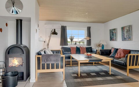 Hildegard - 50M from the Sea: Møbel, Gulvbelægning, Indretning, Etage, Træ, Couch, Stue, Loft, Værelse, Stol