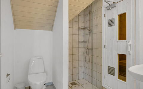 Hildegard - 50M from the Sea: Etage, Gulvbelægning, Sanitærarmatur, Væg, Træ, Indretning, Badeværelse, Loft, Toilet, Værelse