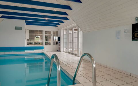 Hildegard - 50M from the Sea: Gulvbelægning, Etage, Loft, Indretning, Svømmepøl, Møbel, Kompositmateriale, Udvej, Stol, Design
