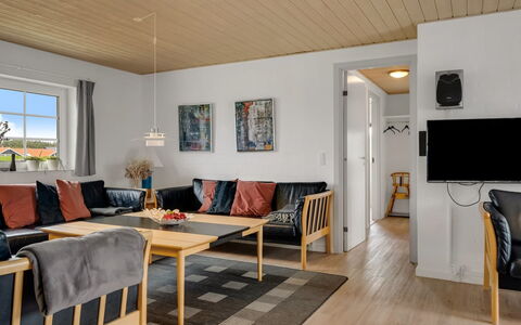 Hildegard - 50M from the Sea: Møbel, Gulvbelægning, Træ, Indretning, Loft, Etage, Værelse, Trægulve, Stue, Hjem