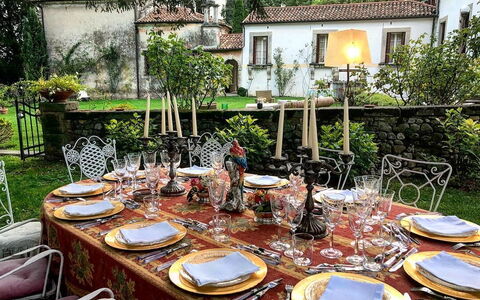 Villa Veneta - Historic Villa in the Prosecco Hill: Dug, Bordservice, Bord, Møbel, Serveware, Drinkware, Tallerkner, Glasservice, Sengetøj, Spisestue