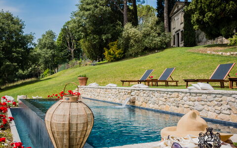 Villa Veneta - Historic Villa in the Prosecco Hill: Svømmepøl, Have, Udendørs Møbler, Landscaping, Udvej, Flise, Water Feature, Backyard, Estate, Skygge