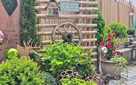 Boutique Appartement Tauernblick: Have, Busk, Blomsterhandlere, Blomsterkrukke, Landscaping, Backyard, Gård, Stueplante, Floral Design