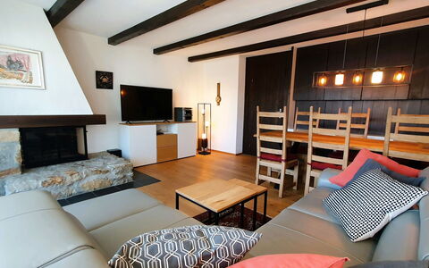 Via Sulten 12: Møbel, Indretning, Gulvbelægning, Etage, Træ, Loft, Værelse, Couch, Stue, Belysning