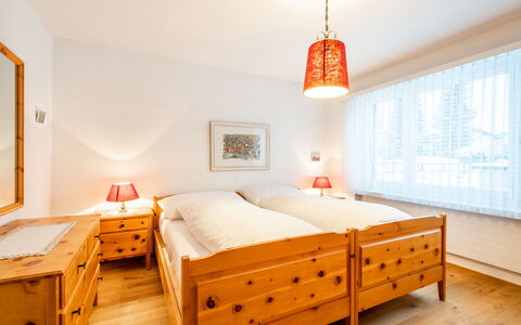 Via Sulten 12: Seng, Møbel, Indretning, Soveværelse, Træ, Loft, Etage, Sengetøj, Gulvbelægning, Sengetøj