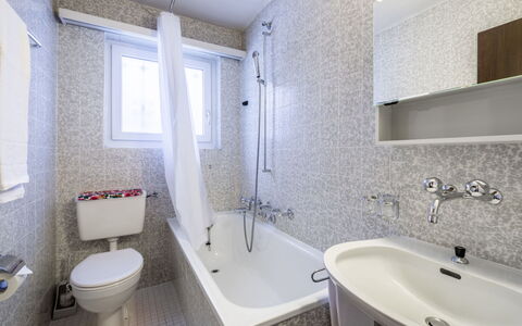 Via Sulten 12: Badeværelse, Sanitærarmatur, Badeværelsesvask, Gulvbelægning, Indretning, Etage, Håndvask, Badekar, Tap, Vvs