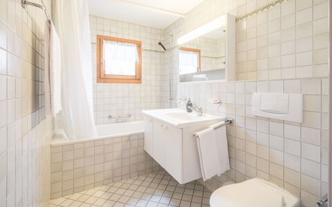 Val Mulin 14.1: Badeværelse, Sanitærarmatur, Indretning, Gulvbelægning, Etage, Loft, Vvs, Badeværelsesvask, Flise, Toilet
