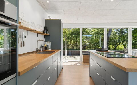 Eliene - 500M from the Sea: Køkken, Countertop, Gulvbelægning, Køkken Apparat, Træ, Cabinetry, Møbel, Indretning, Større Bandage, Loft