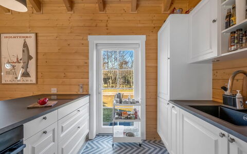 Taija - 200M to the Fjord: Køkken, Træ, Gulvbelægning, Indretning, Countertop, Etage, Køkken Apparat, Cabinetry, Møbel, Større Bandage