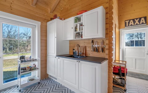 Taija - 200M to the Fjord: Træ, Køkken, Gulvbelægning, Indretning, Større Bandage, Køkken Apparat, Etage, Møbel, Værelse, Cabinetry