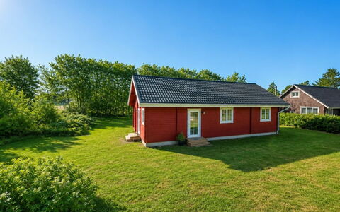 Taija - 200M to the Fjord: Græs, Tag, Sommerhus, Lawn, Garden Bygninger, Skur, Stuehus, Gård, Have, Landscaping