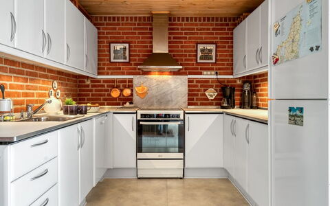 Zina - 50M from the Sea: Køkken, Køkken Apparat, Countertop, Større Bandage, Cabinetry, Indretning, Husholdningsapparat, Komfur, Gulvbelægning, Komfur