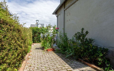 Villerville: Busk, Boligområde, Bunddække, Have, Walkway, Landscaping, Indkørsel, Fortov, Flise