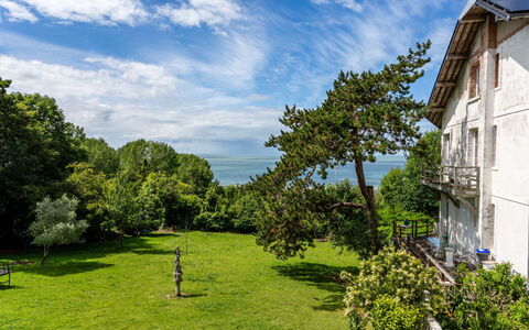 Villerville: Blå, Have, Lawn, Gård, Estate, Skygge, Landscaping, Stuehus, Backyard, Villa