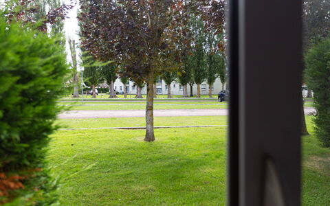 Les Portes de la Mer: Blad, Lawn, Bagagerum, Vedplante, Have, Skygge, Gård, Landscaping, Parkere, Backyard