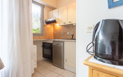 Les Portes de la Mer: Køkken Apparat, Større Bandage, Køkken, Countertop, Indretning, Møbel, Husholdningsapparat, Værelse, Cabinetry, Gulvbelægning