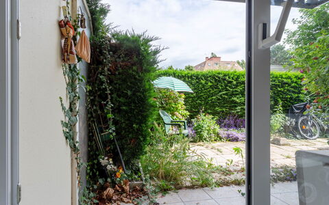 Les Portes de la Mer: Busk, Dør, Skygge, Have, Blomsterkrukke, Home Dør, Stueplante, Gård, Backyard, Gårdsplads