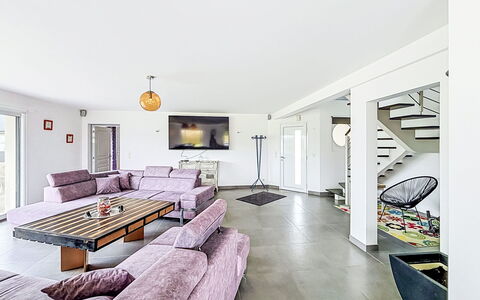 Maison Kergrosse: Indretning, Couch, Gulvbelægning, Loft, Møbel, Hjem, Stue, Etage, Arkitektur, Belysning