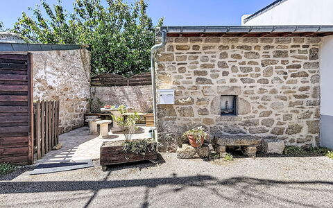 Maison Nid de la Ria: Væg, Dør, Rots, Blomsterkrukke, Beton, Stenmur, Flise, Stueplante, Home Dør, Cobblestone