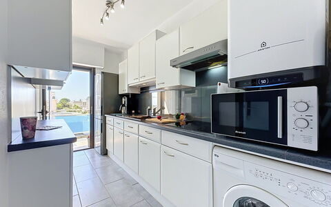 Aigo Sau 3: Køkken, Køkken Apparat, Countertop, Større Bandage, Cabinetry, Gulvbelægning, Husholdningsapparat, Indretning, Etage, Komfur