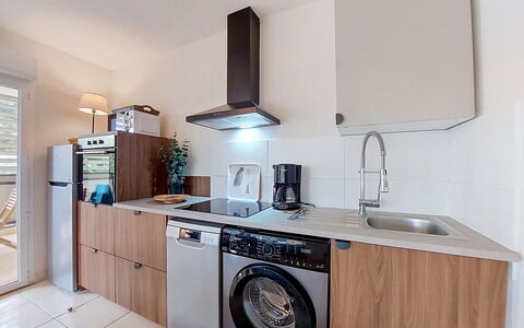 L'Etoile du Sud: Større Bandage, Køkken Apparat, Køkken, Gulvbelægning, Countertop, Indretning, Cabinetry, Træ, Etage, Husholdningsapparat