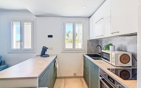 Croix du Sud: Køkken, Countertop, Gulvbelægning, Større Bandage, Træ, Køkken Apparat, Cabinetry, Etage, Indretning, Hjem