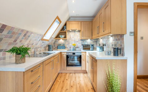 Glengarry Combi: Køkken, Countertop, Indretning, Gulvbelægning, Møbel, Træ, Cabinetry, Køkken Apparat, Etage, Loft