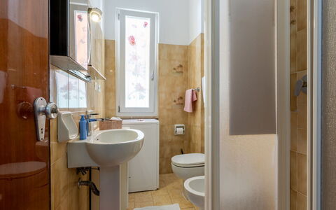 A Cà du Piero: Badeværelse, Sanitærarmatur, Toiletbræt, Toilet, Badeværelsesvask, Etage, Gulvbelægning, Håndvask, Vvs, Indretning