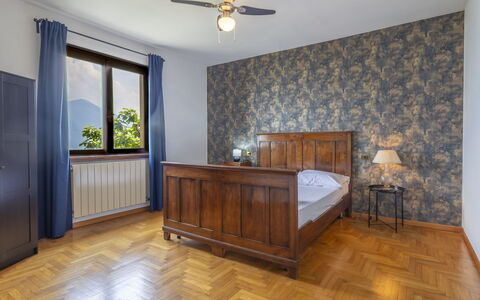 Ortigara Terrace View: Seng, Møbel, Indretning, Soveværelse, Sengetøj, Sengetøj, Træ, Gulvbelægning, Loft, Etage