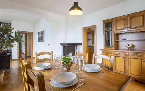 Ortigara Terrace View: Møbel, Indretning, Gulvbelægning, Træ, Spisestue, Loft, Stol, Køkken & Spisebord, Bord, Værelse