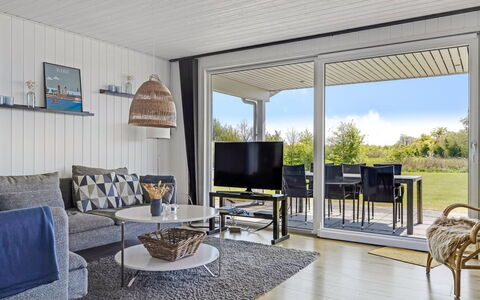Susianna - 550M from the Sea: Møbel, Træ, Gulvbelægning, Indretning, Etage, Couch, Stue, Bord, Loft, Hjem