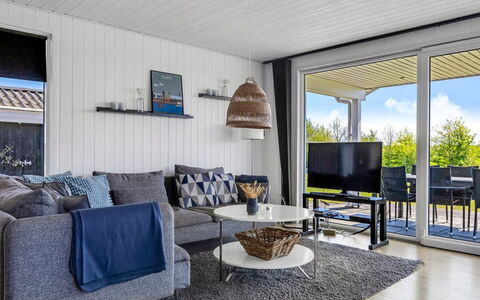 Susianna - 550M from the Sea: Møbel, Couch, Hjem, Stue, Lejlighed, Stol, Kaffebord, Throw Pillow, Stueplante