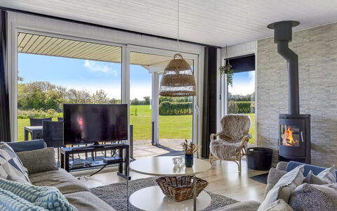 Susianna - 550M from the Sea: Gulvbelægning, Møbel, Loft, Hjem, Etage, Indretning, Stue, Stol, Couch