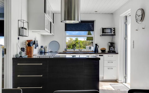 Susianna - 550M from the Sea: Køkken Apparat, Køkken, Countertop, Møbel, Indretning, Større Bandage, Gulvbelægning, Husholdningsapparat, Cabinetry, Belysning