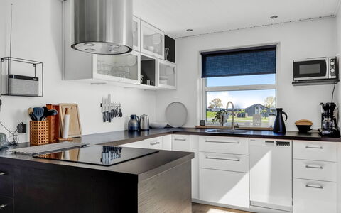 Susianna - 550M from the Sea: Køkken Apparat, Køkken, Countertop, Cabinetry, Møbel, Indretning, Større Bandage, Husholdningsapparat, Gulvbelægning, Lysarmatur
